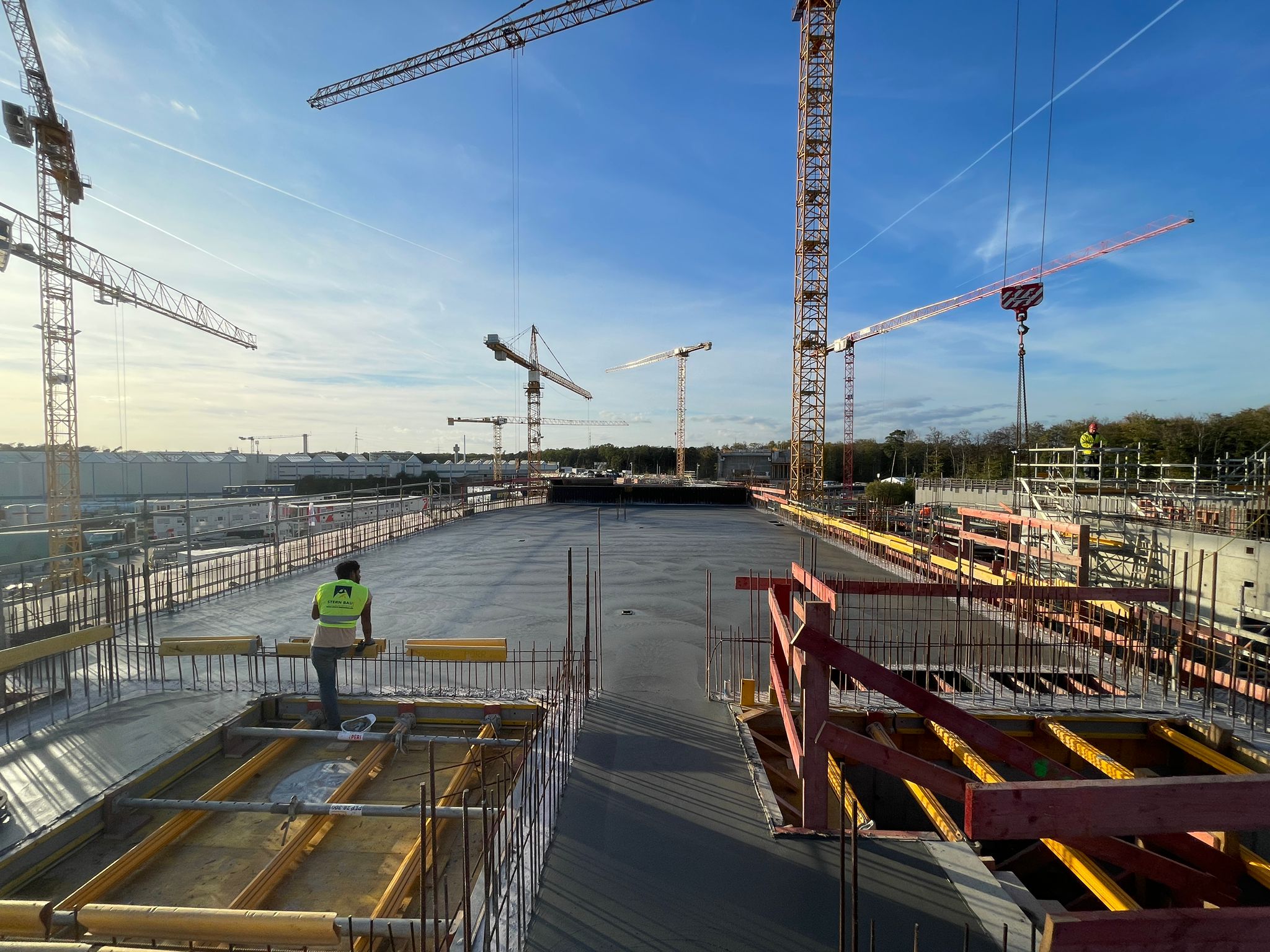 Stern Bau Mitarbeiter auf Baustelle mit geglättetem Betonboden