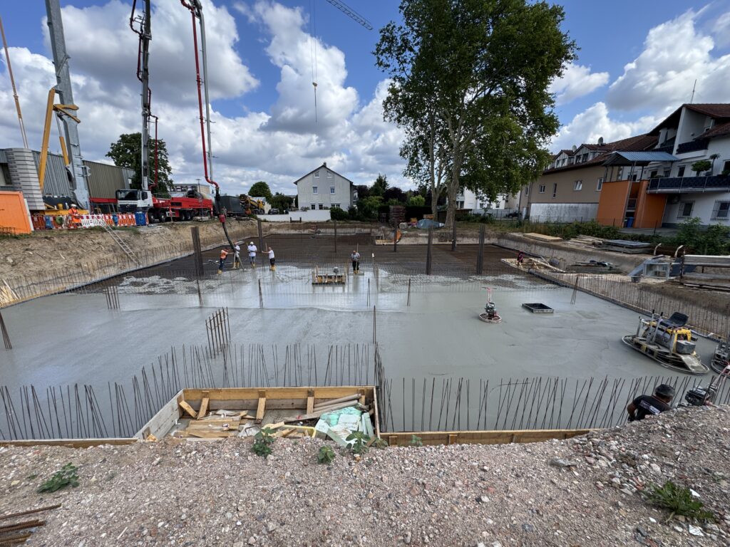 Großflächiger Bodenaufbau auf einer Baustelle von Stern Bau