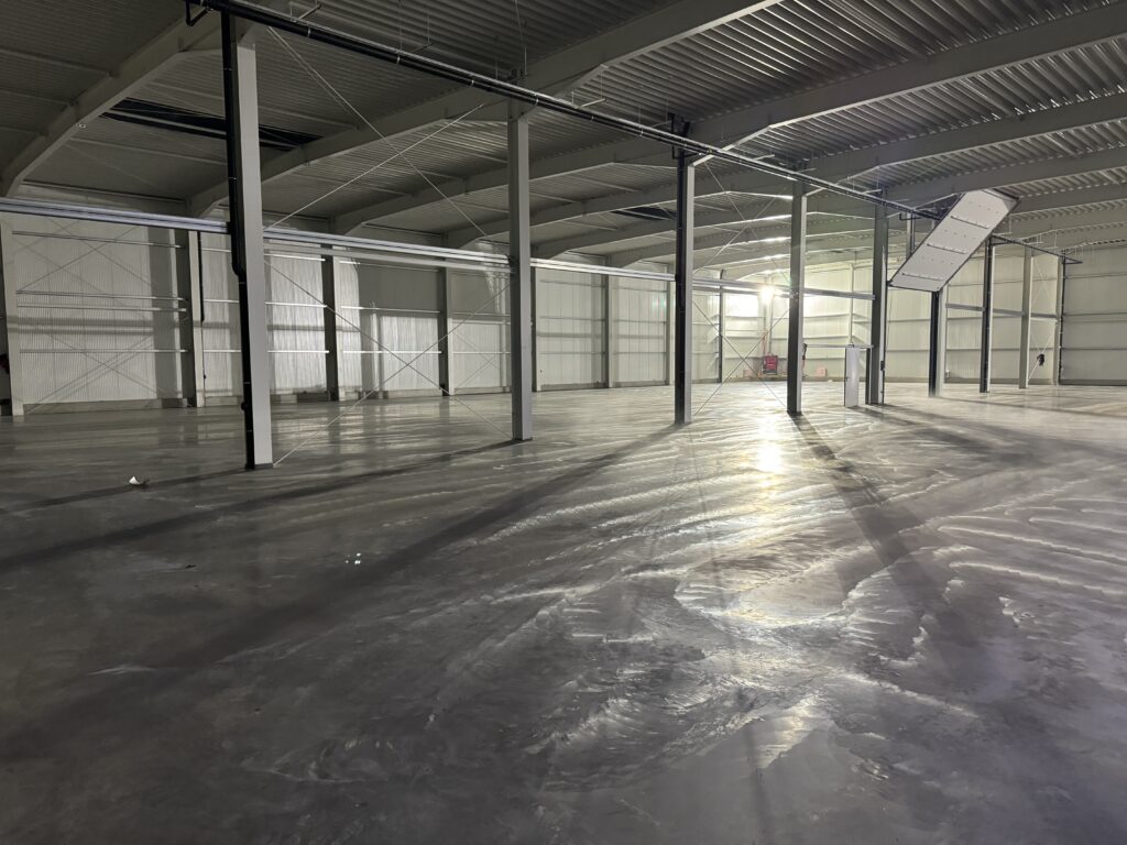 Großflächiger Industrieboden in einer Halle von Stern Bau