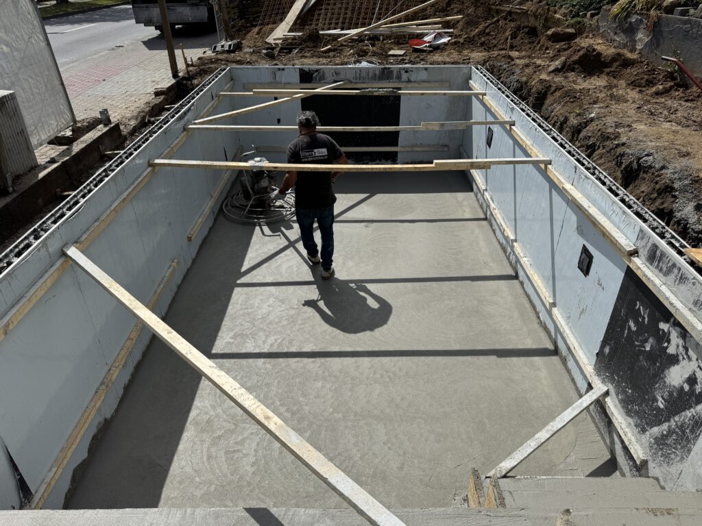 Mitarbeiter und Maschine bei Betonbodenarbeiten von Stern Bau