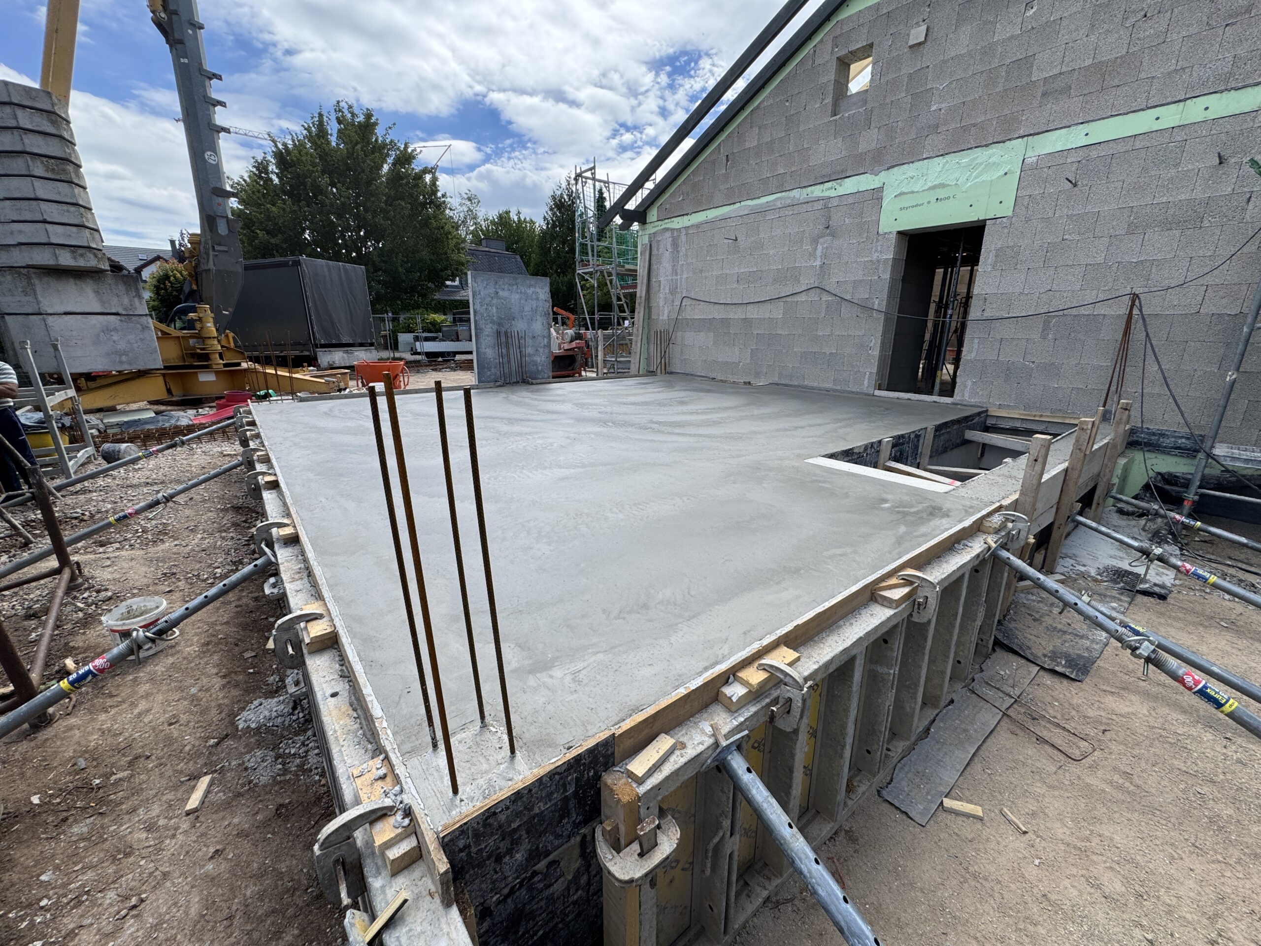 Fertige Betonbodenplatte auf einer Baustelle von Stern Bau