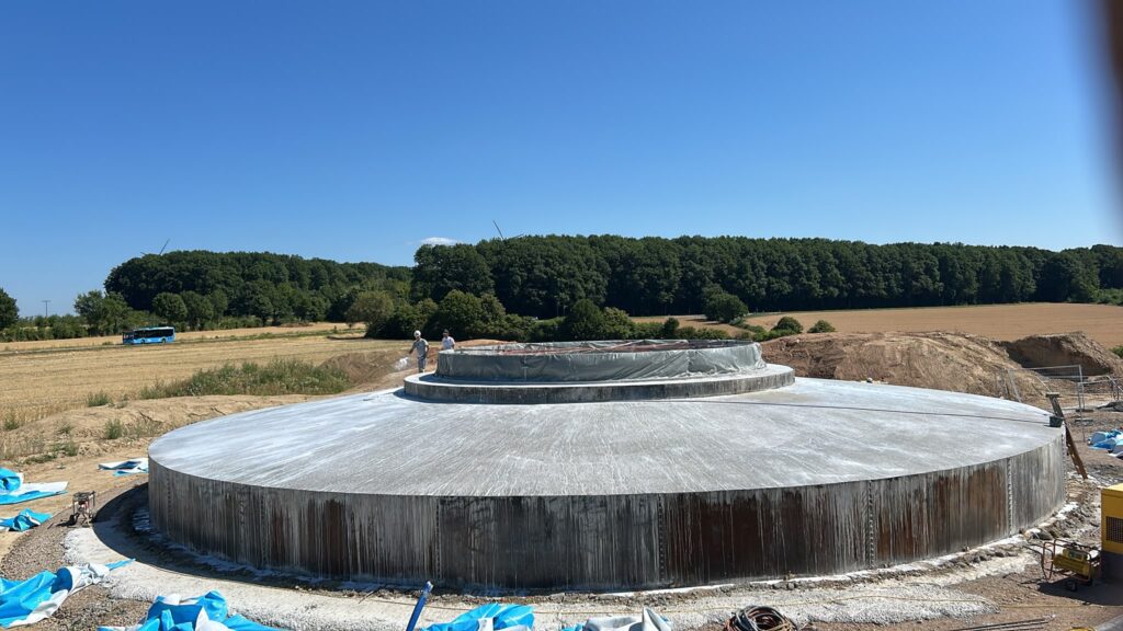 Runde Betonfläche auf einer Baustelle von Stern Bau