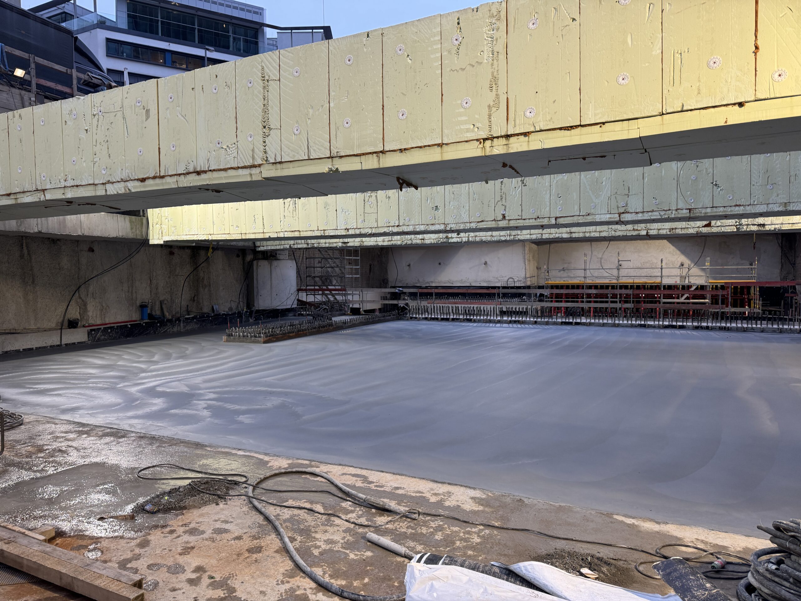 Technische Betonfläche mit markanter Perspektive von Stern Bau