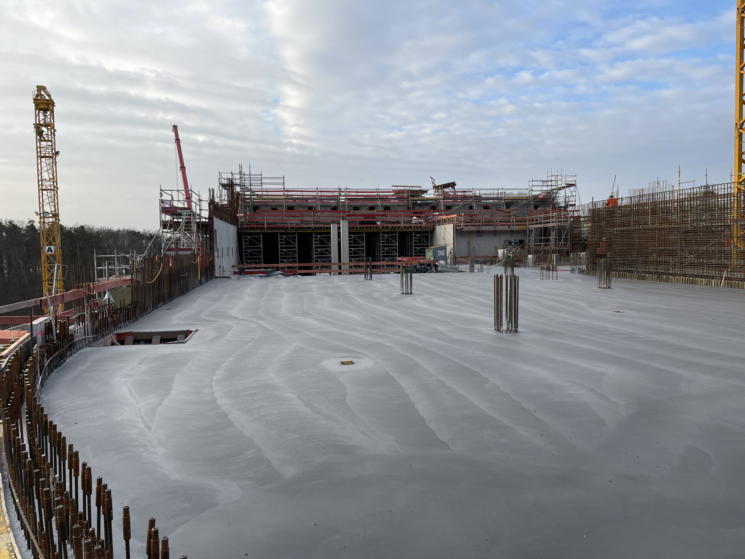 Große geglättete Betonfläche auf einer Stern Bau Baustelle