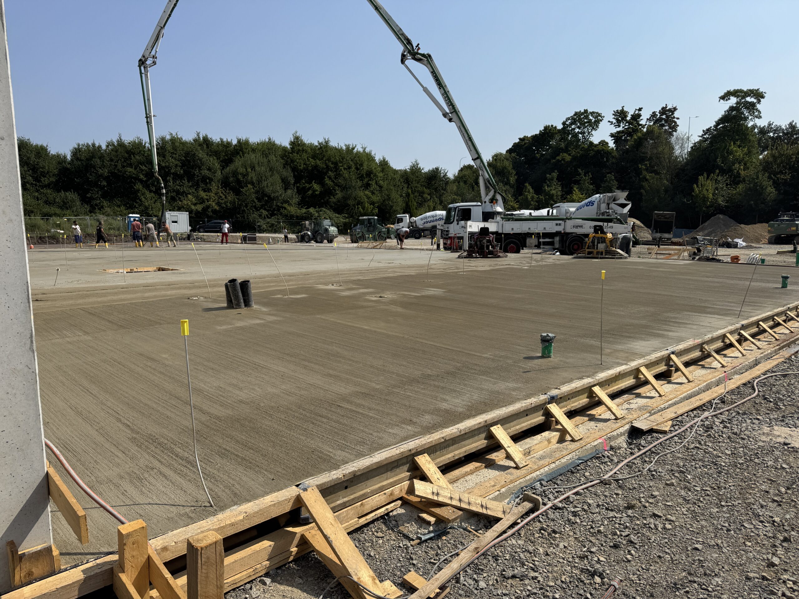 Besenstrich auf einer Betonfläche von Stern Bau