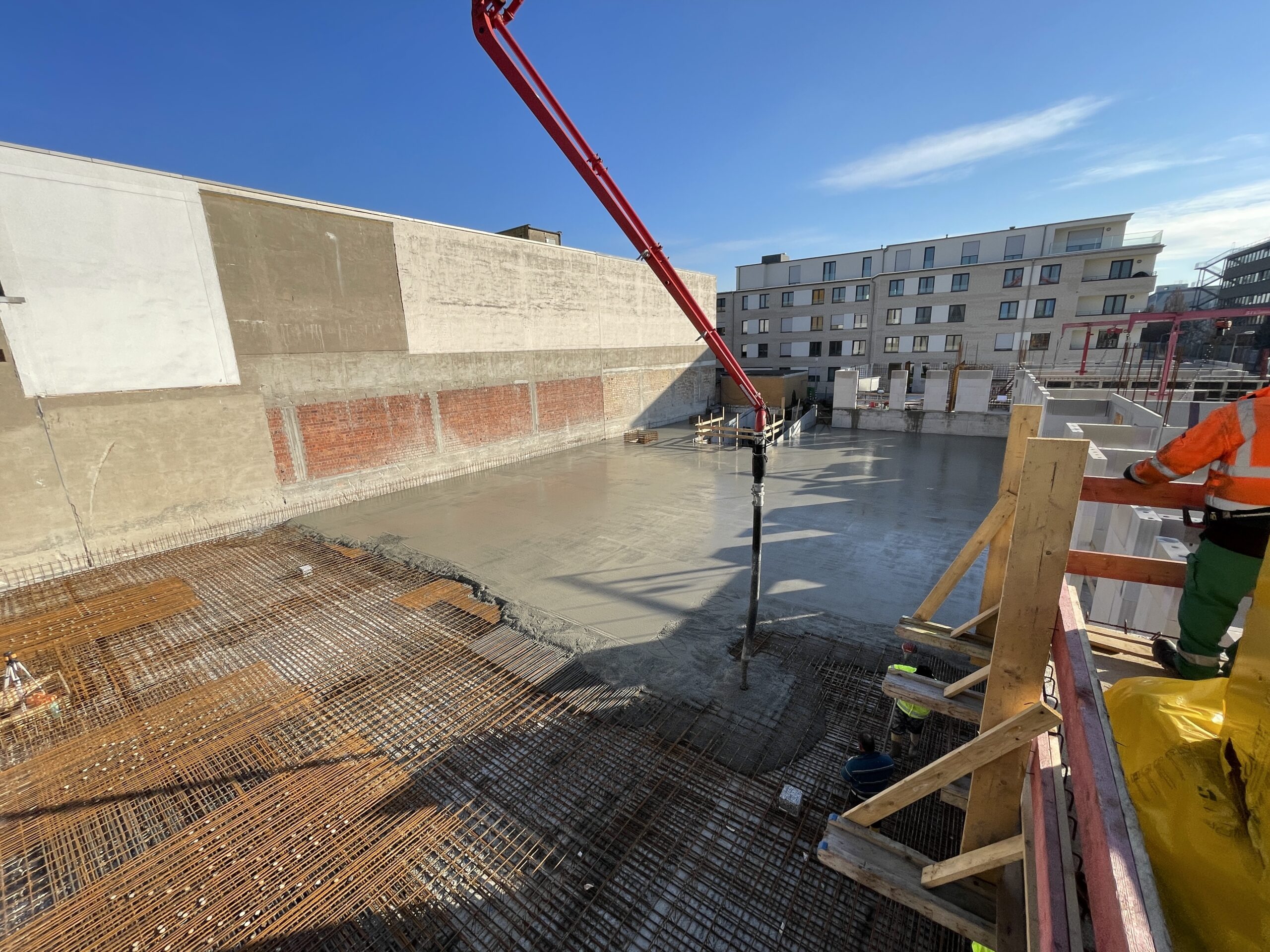 Betoneinbau auf einer Baustelle von Stern Bau