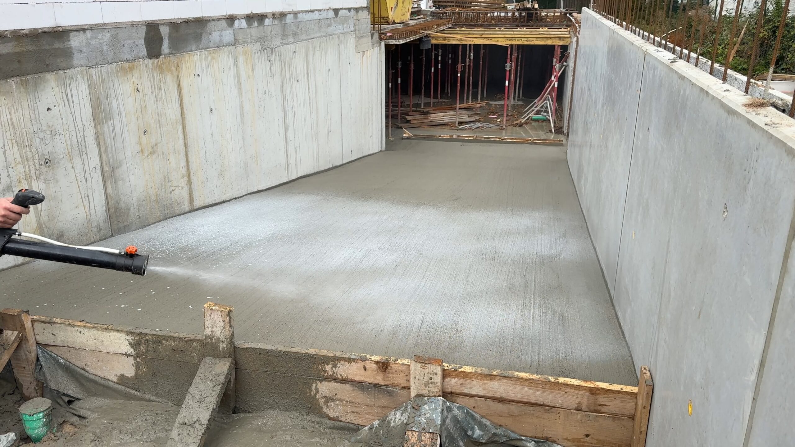 Nachbehandlung einer Betonfläche von Stern Bau