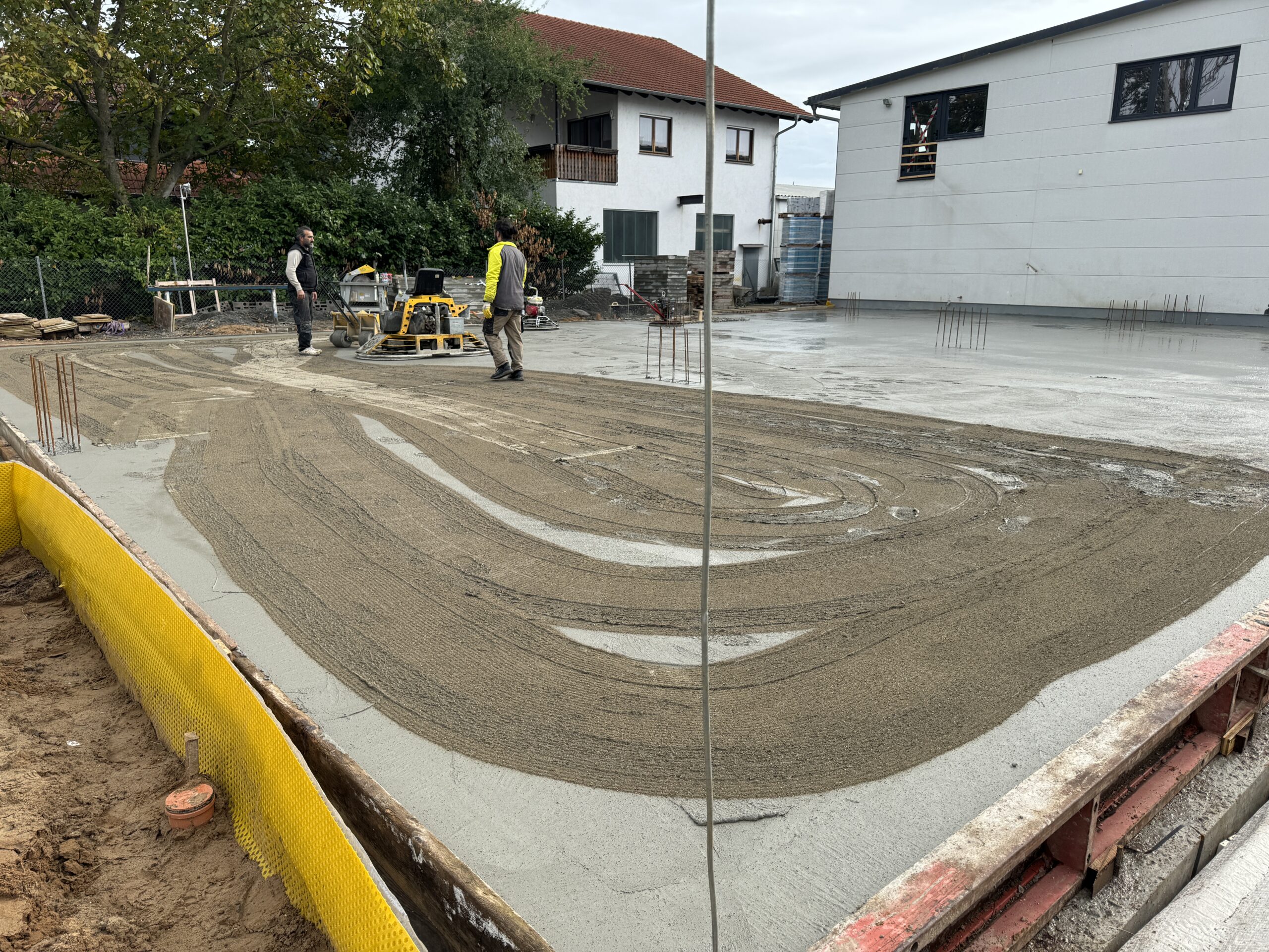 Oberflächenvergütung mit KORODUR auf einer Betonfläche von Stern Bau